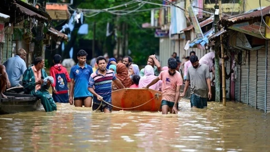 बांग्लादेशमा विनाशकारी बाढी र पहिरोका कारण ५४ जनाको मृत्यु, १० लाखभन्दा बढी मानिस अलपत्र