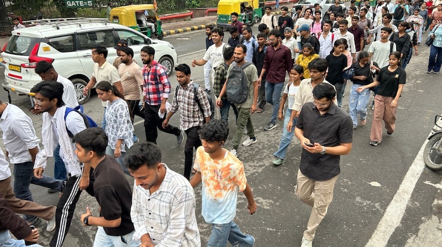 संसद मार्च गर्न खोज्ने प्रदर्शनकारी र दिल्ली प्रहरीबीच झडप, सोनम वाङचुक र विद्यार्थीको अनशन जारी