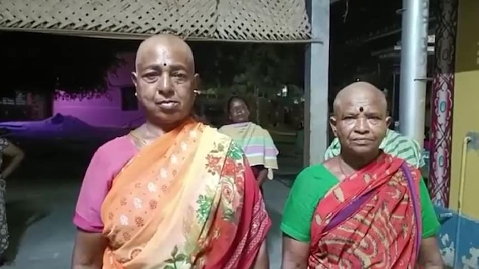 अज्ञात व्यक्तिको फोन आएपछि महिलाहरूले कपाल खौरिए