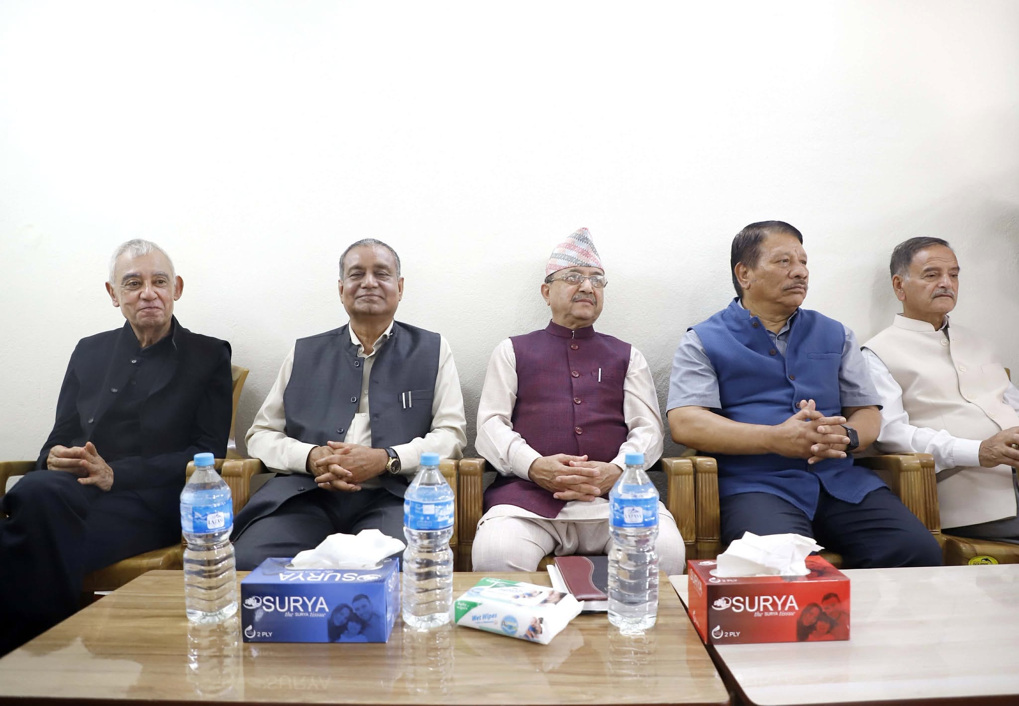 कांग्रेस विवाद उत्कर्षमा: रणनीति बुन्न देउवा समूहको बैठक चुनदेवीमा