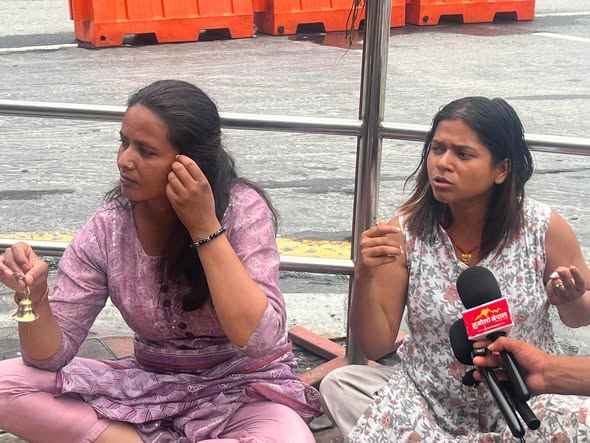 न्याय माग्न सिंहदरबार पुगेका निहारिका र विनु यादव पाँच दिन हिरासतमा