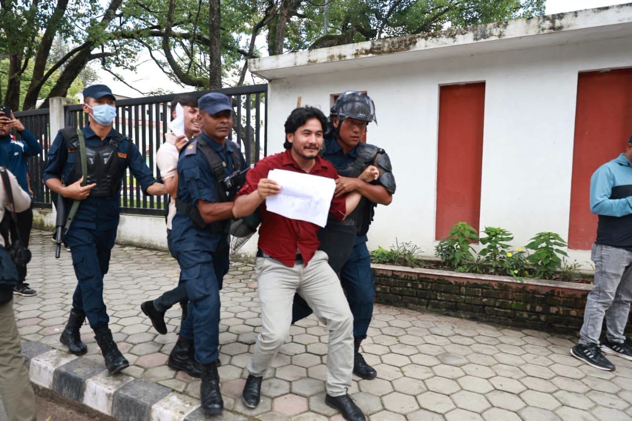 शिक्षामन्त्रीविरुद्ध नाराबाजी गर्ने ५ जना पक्राउ