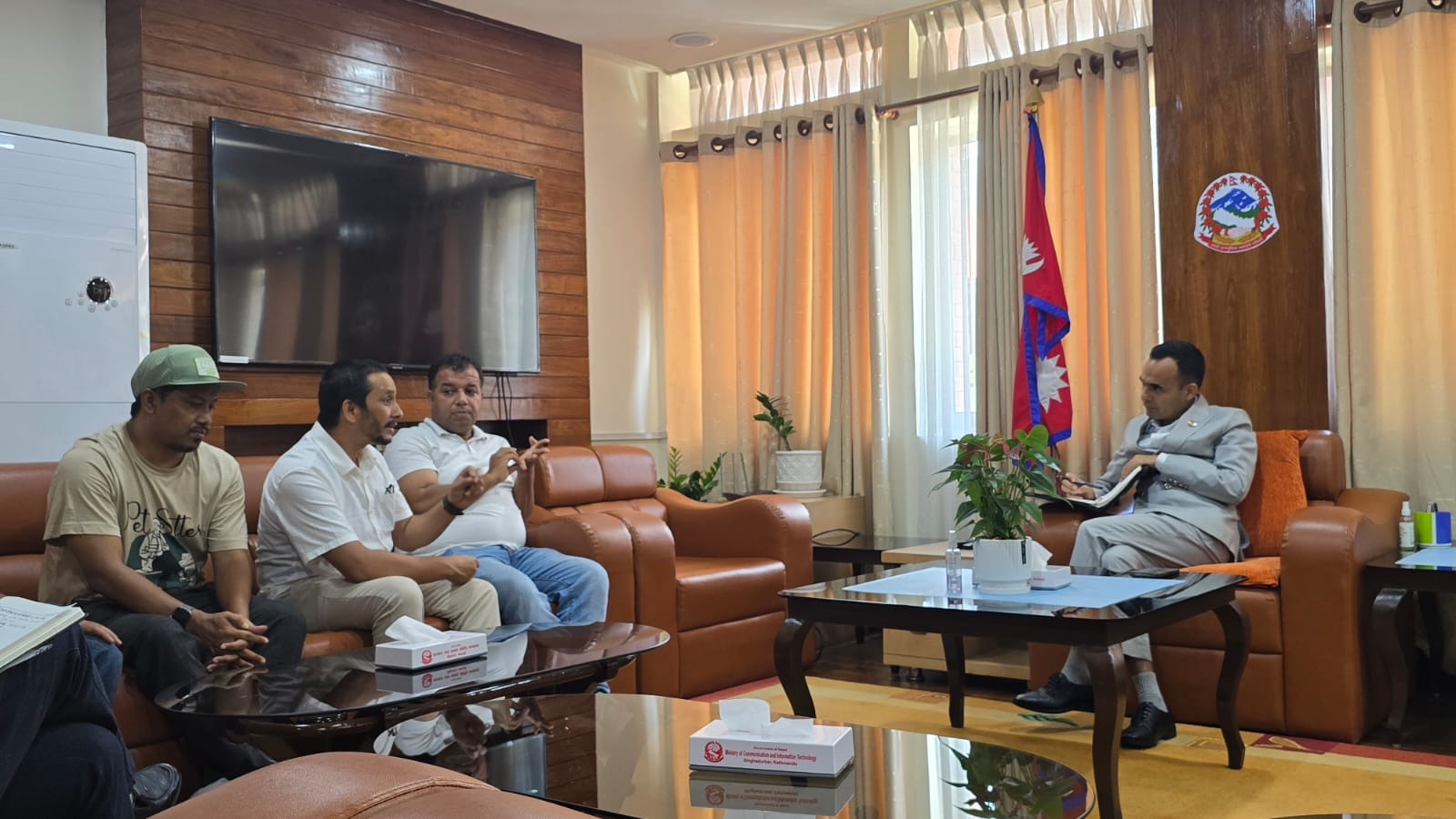 नेपाली चलचित्रलाई उद्योगको मान्यता दिन सञ्चारमन्त्रीको पहल: सिनेकर्मीसँग बजेट, सहुलियत ऋण र नीतिगत सुधारबारे छलफल