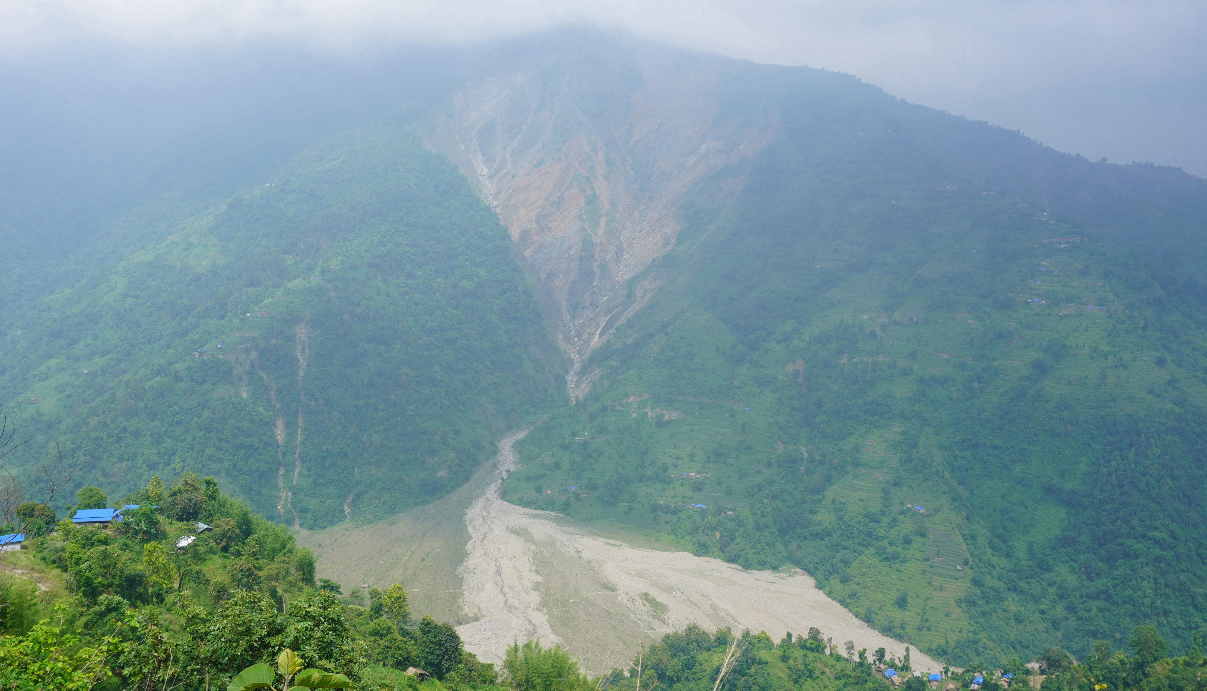 एक शताब्दीदेखि निरन्तर बग्दै खोटाङको वासिङ पहिरो: आधा दर्जन गाउँ उच्च जोखिममा, नियन्त्रण बाहिर