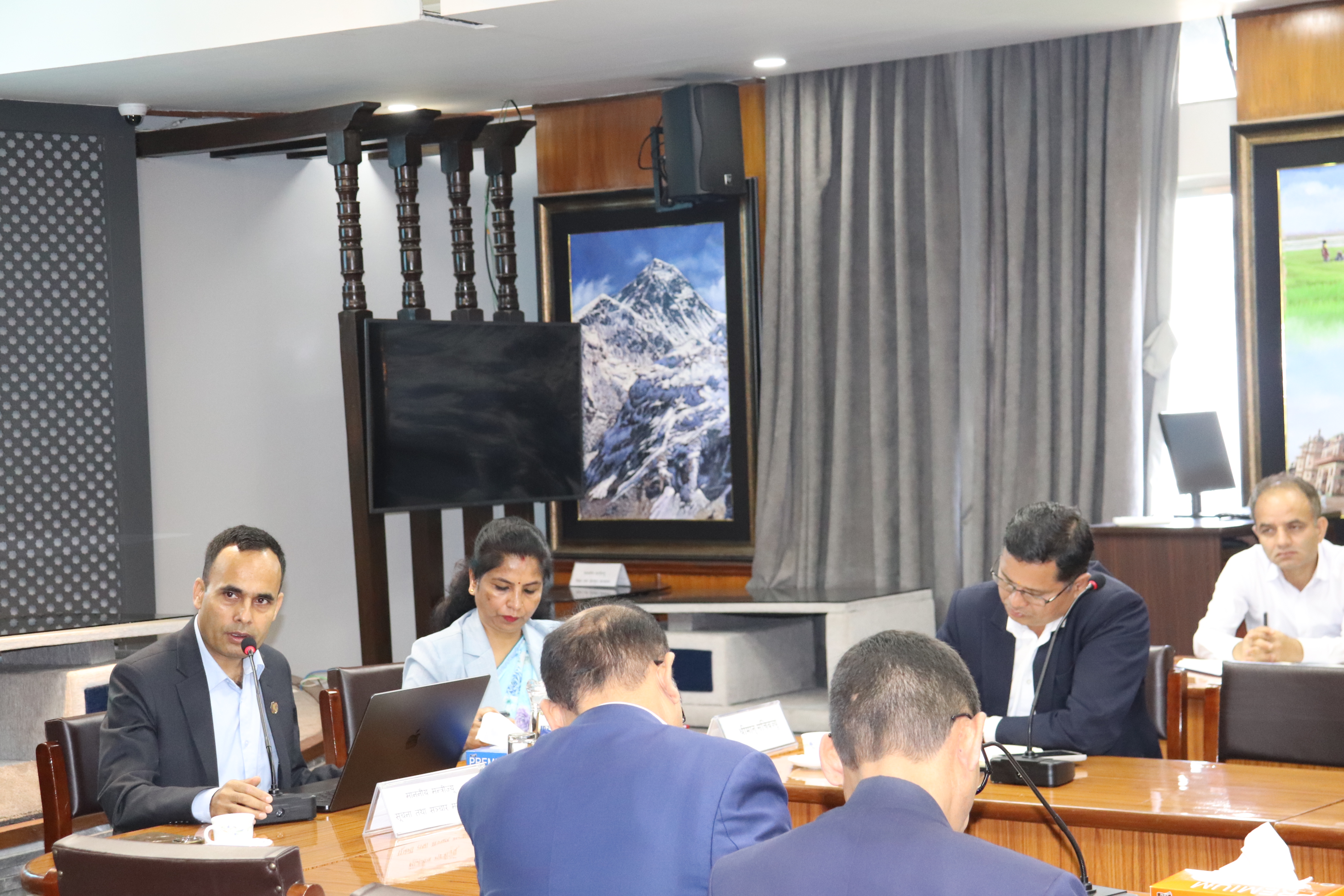 नतिजामुखी भएर काम गर्न कर्मचारीहरूलाई सञ्चारमन्त्रीको कडा निर्देशन, एकैदिनमा फाइल टुंग्याउनुपर्ने