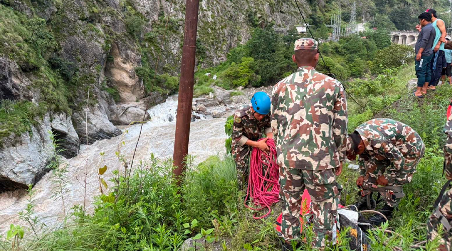 भोटेकोशी नदीमा ईभी गाडी खस्यो