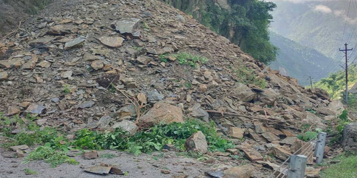 नारायणगढ-मुग्लिन सडकमा पहिरो: आवागमन ठप्प
