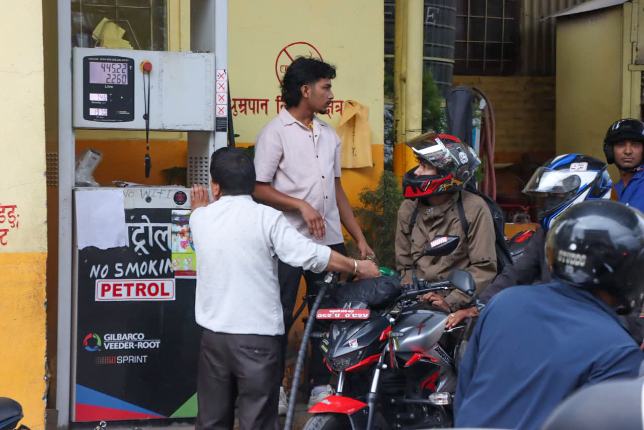 पेट्रोल पम्पहरूमा भीड (तस्बिरहरू)