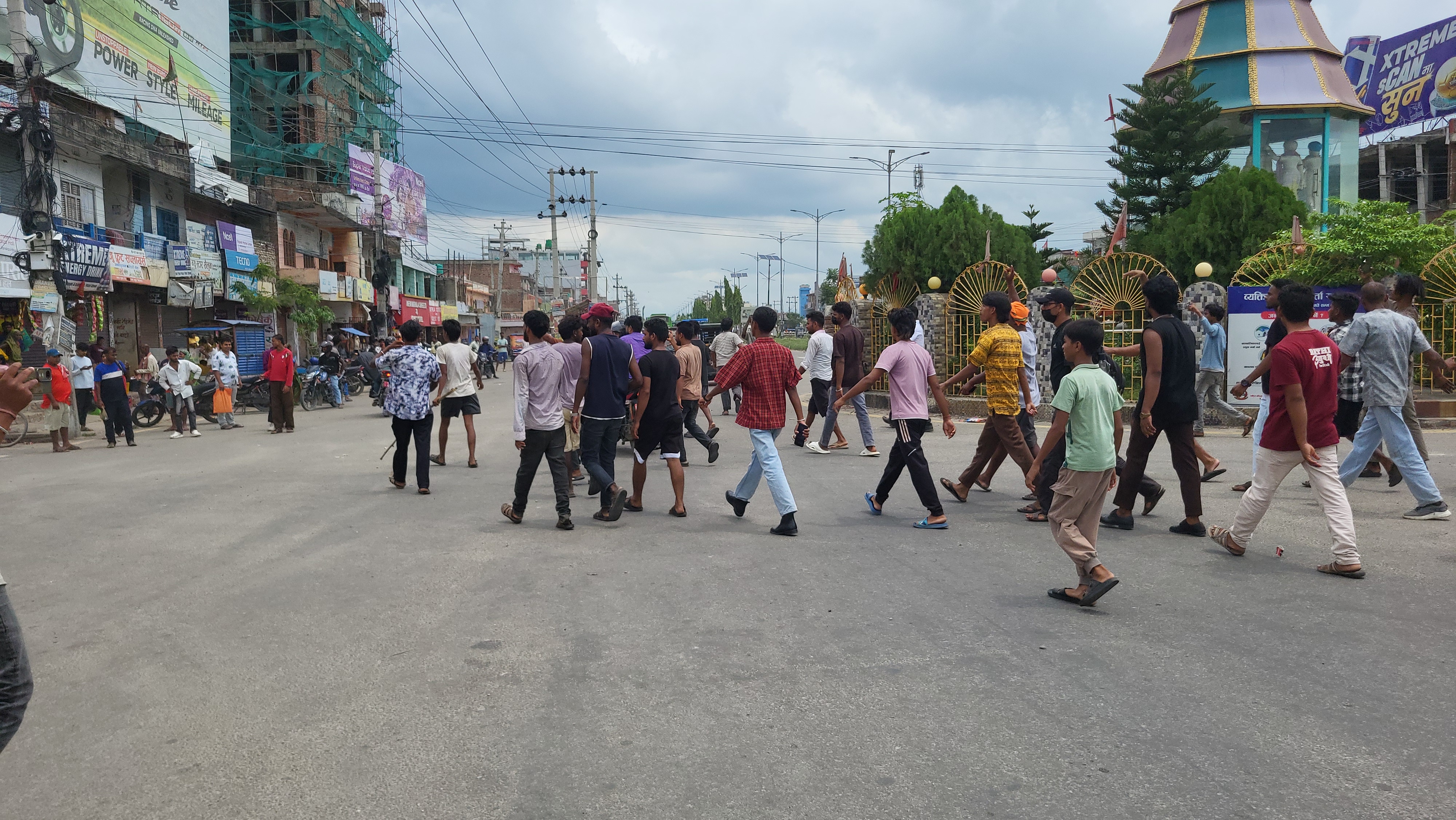 सिरहामा कर्फ्यूबीच झडप, ब्यारेकबाट निस्कियो सेना