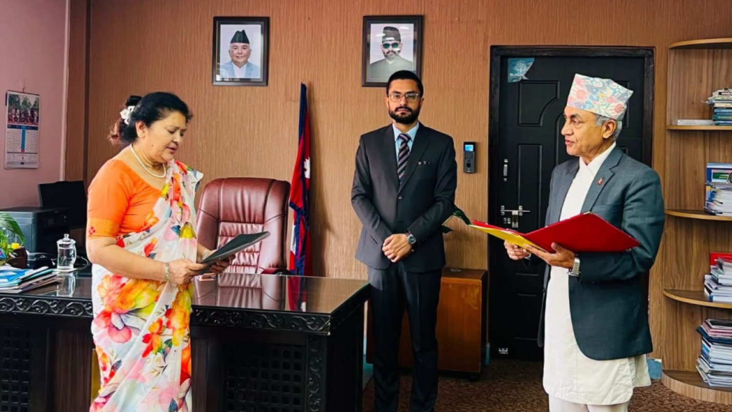 त्रिवि सेवा आयोगका नवनियुक्त अध्यक्ष किशोर थापाले लिए शपथ, सदस्यमा प्रा. डा. रेजिना मास्के