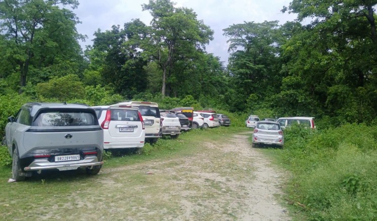 ‘माथिको आदेश’ भन्दै भारतीय सवारीसाधन ठोरी प्रवेशमा रोक, पर्यटन ब्यवसाय ठप्प