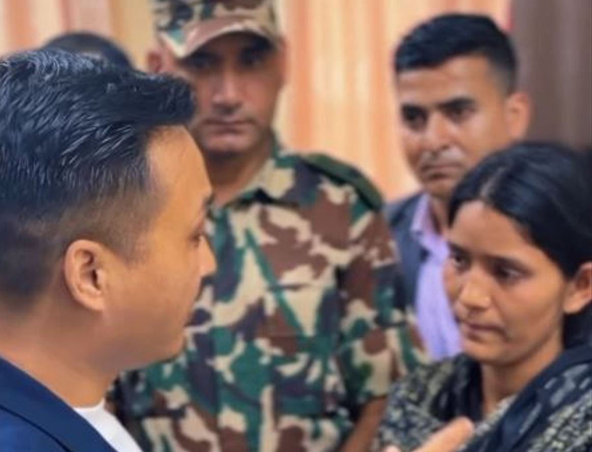 नागरिकता प्राप्तिमा गृहको सहजीकरण: गृहमन्त्री गुरुङले बुझाए मृतक गणेश नेपालीकी श्रीमतीलाई नागरिकता