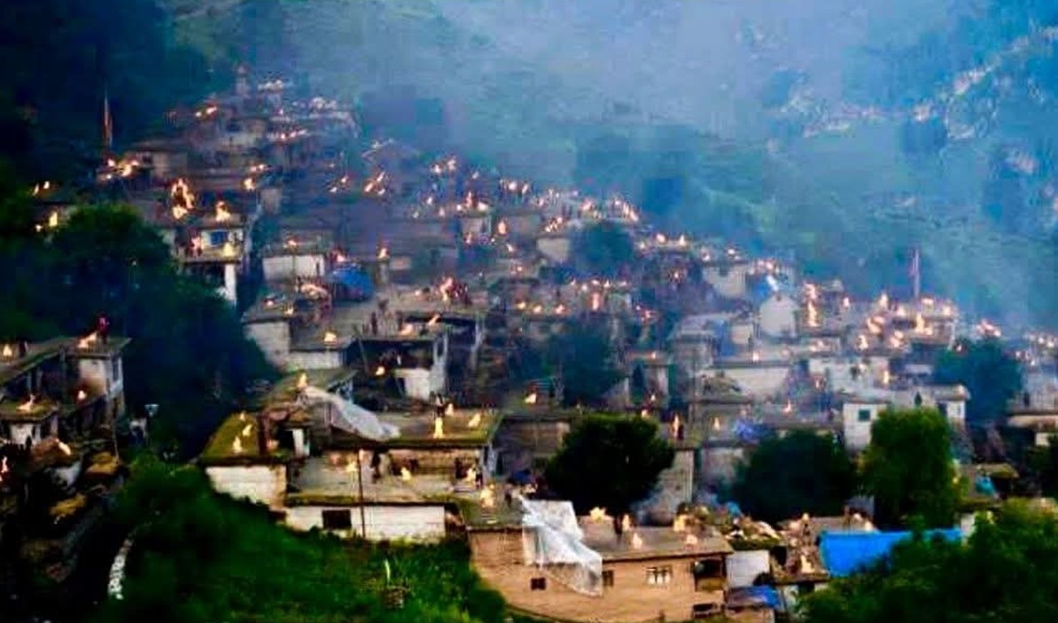 आधुनिकताका बीच कर्णालीमा साउने सङ्क्रान्तिको मौलिक रौनक: परम्परागत झराको राँको बालेर मनाइँदै