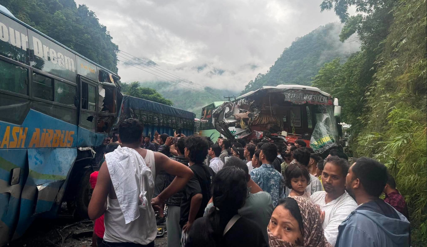मुग्लिन-नारायणगढको जलविरेमा दुई बस ठोक्किँदा सडक अवरुद्ध, रात्रिकालीन रोक हटाएलगत्तै दुर्घटना