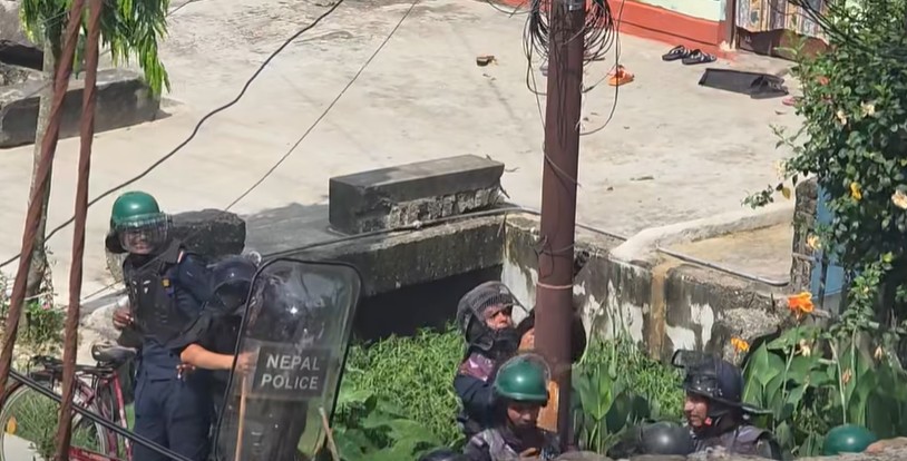 सिरहामा ११ भन्दा बढी मोटरसाइकलमा आगजनी, कर्फ्युबीच पनि प्रदर्शन जारी