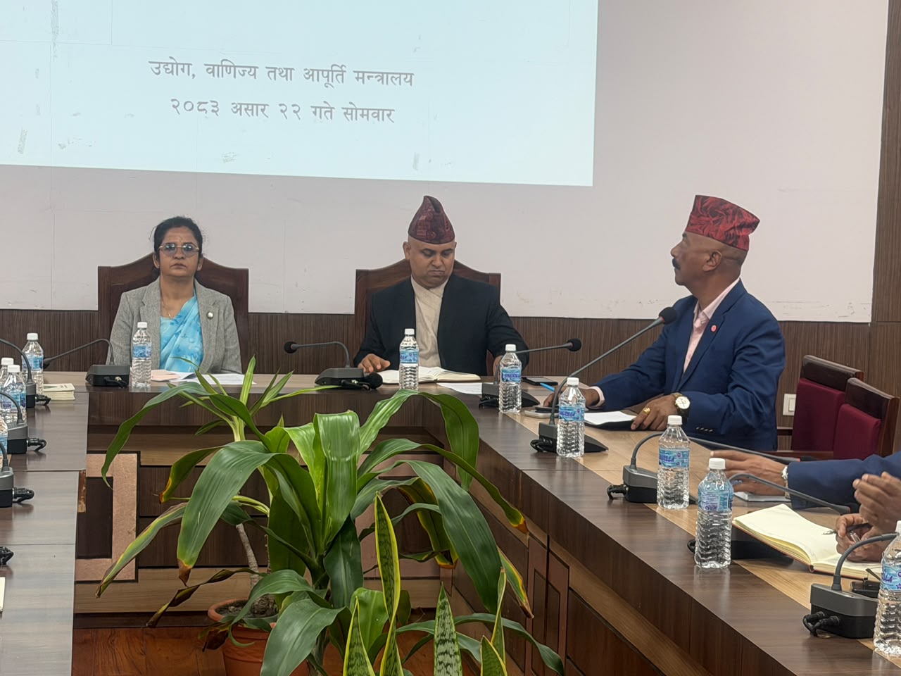 बजार भाउ तत्काल घटाउन मन्त्री यादवको निजी क्षेत्रलाई निर्देशन