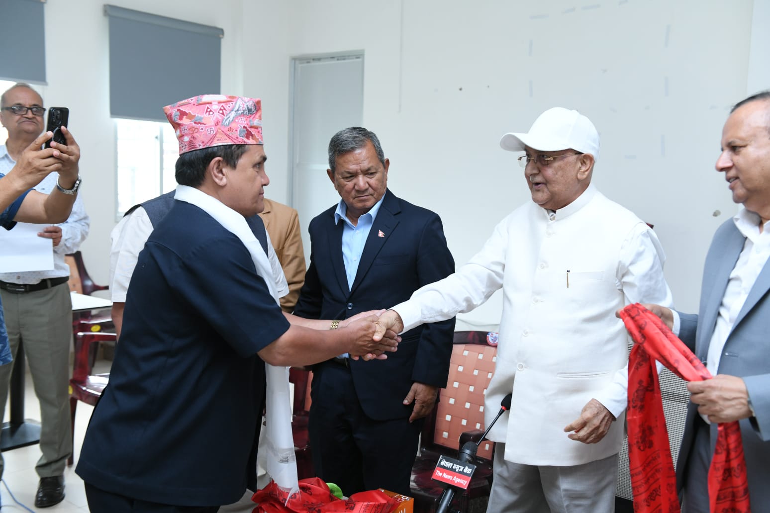 नेकपाका पोलिटब्युरो सदस्य डीबी कार्कीसहित ६ केन्द्रीय सदस्य एमालेमा प्रवेश