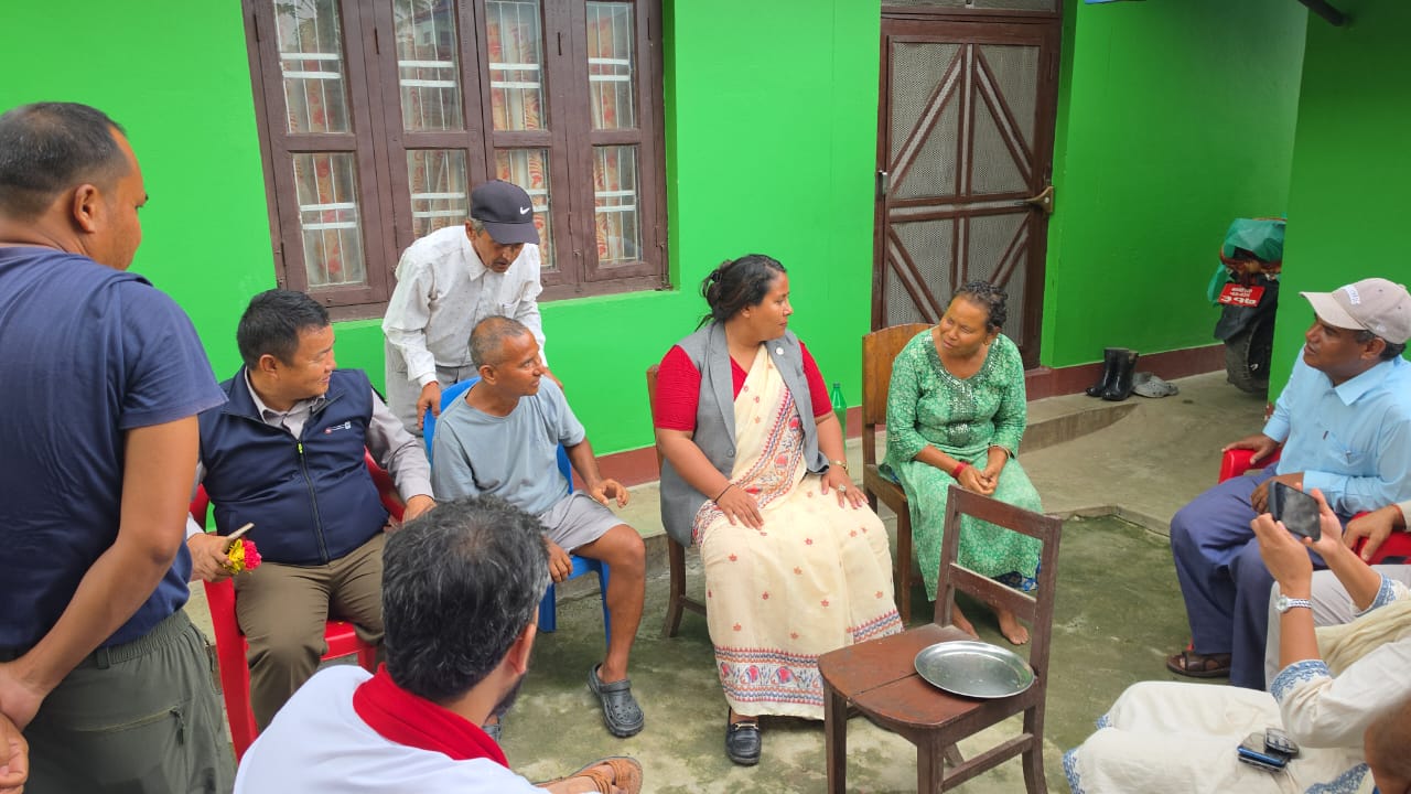 वन्यजन्तु आक्रमणका पीडित परिवार भेट्न मन्त्री चौधरी चितवनमा, प्रभावितलाई आर्थिक सहयोग र दीर्घकालीन समाधानको प्रतिबद्धता