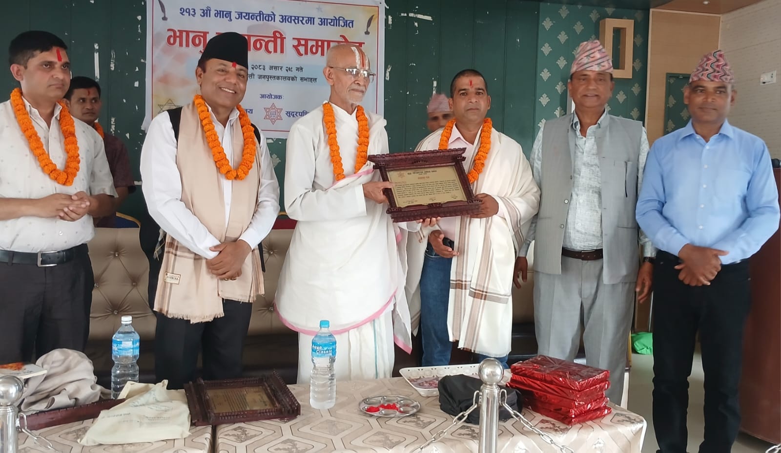 गजलकार हेमराज मिश्र ‘आँशु’ सुदूर पश्चिमाञ्चल साहित्य समाजद्वारा सम्मानित