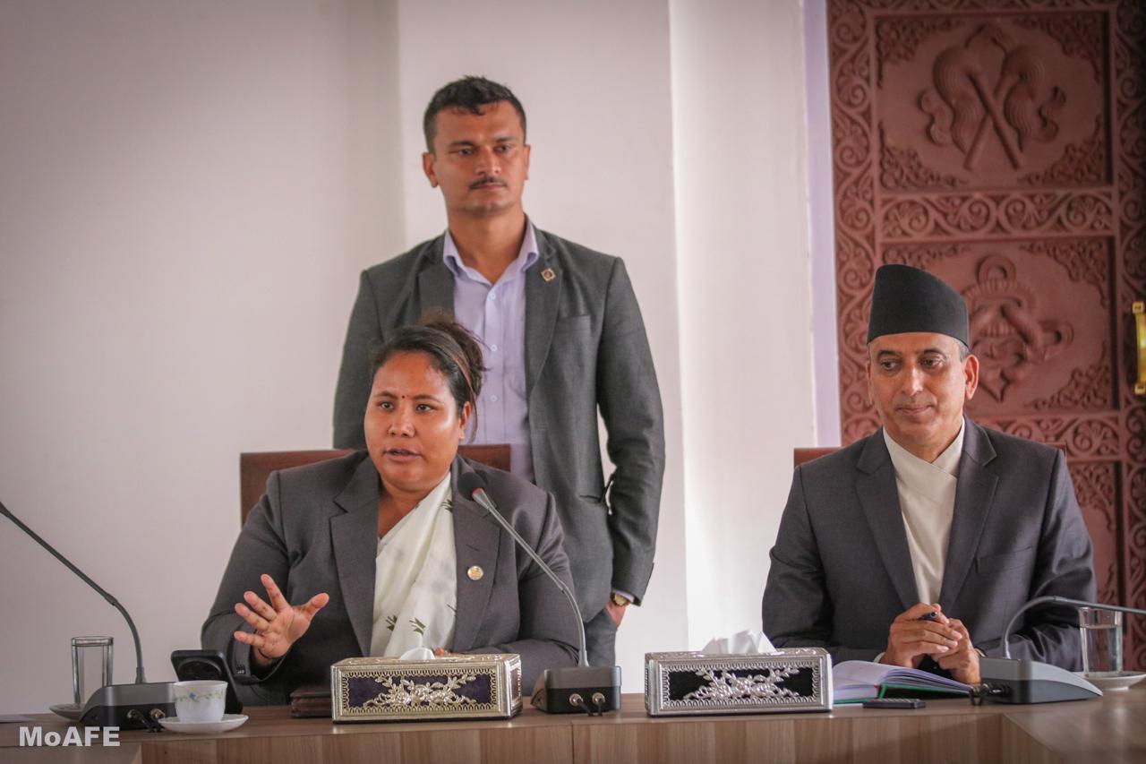गोलभेँडा किसानसँग मन्त्री चौधरीले भनिन्- विचौलिया रोक्न कडा अनुगमन र नयाँ ऐन ल्याउँदैछौँ