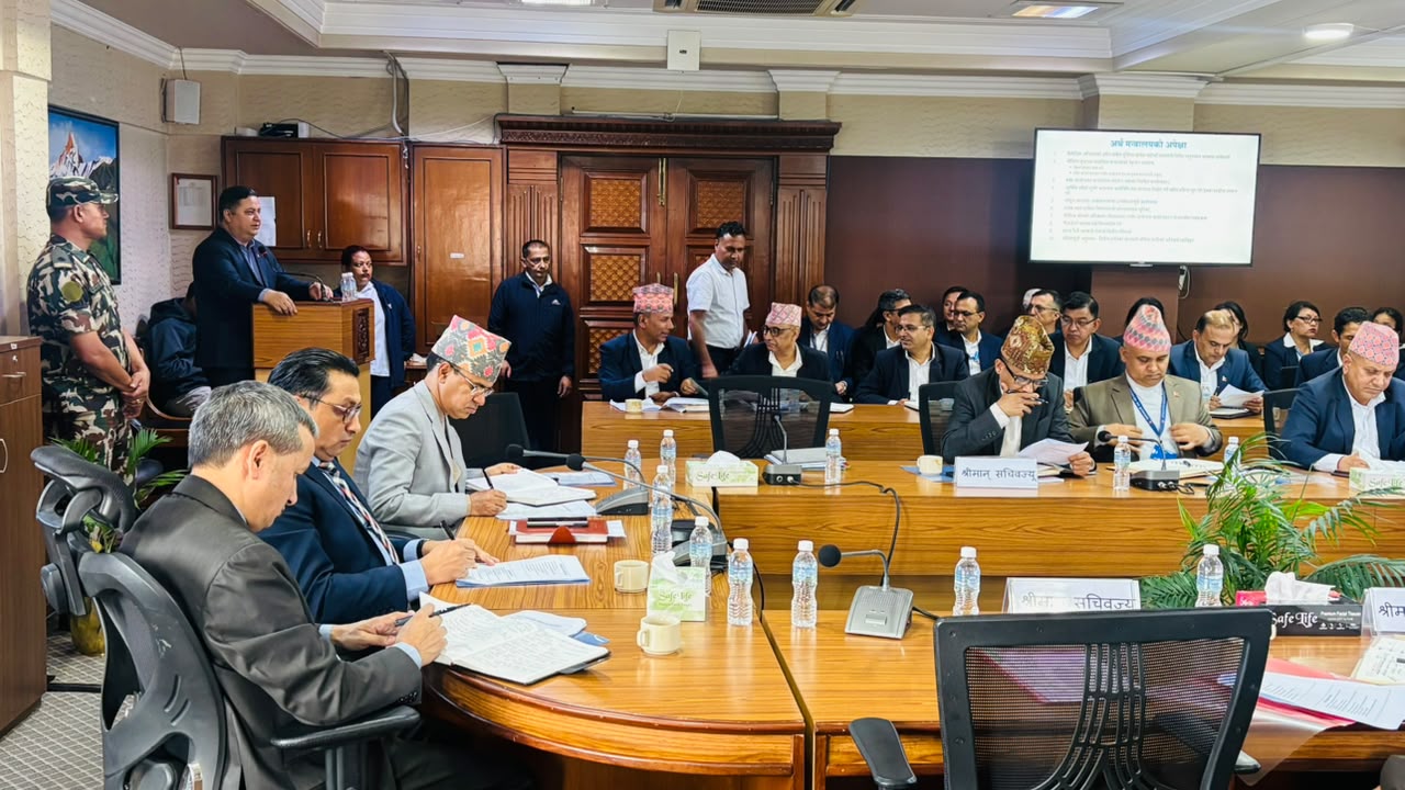 बजेट कार्यान्वयनलाई तीव्र पार्न अर्थमन्त्री वाग्लेको पहल: विषयगत मन्त्रालयका सचिवहरूको बैठक
