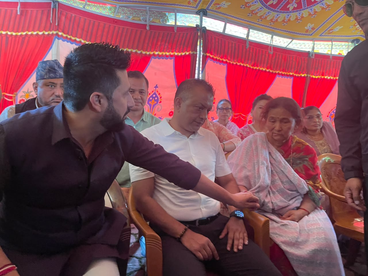 सर्वदलीय बैठक सकेर गोपालमान श्रेष्ठलाई श्रद्धाञ्जली अर्पण गर्न सानेपा पुगे रास्वपा सभापति रवि लामिछाने