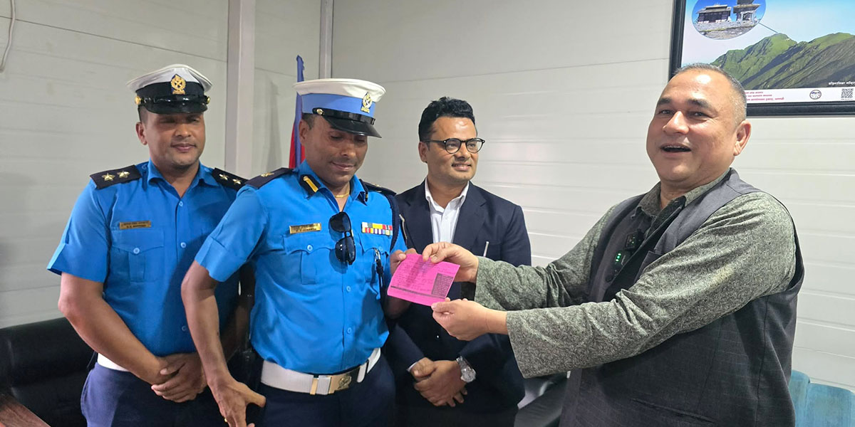 हेलमेटबिना बुलेट हाँकेका सुदूरपश्चिमका मुख्यमन्त्री शाहलाई निवासमै पुगेर ५ सय जरिबाना