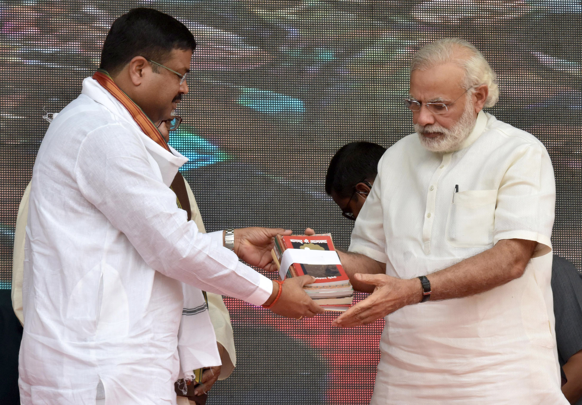 विद्यार्थी आन्दोलनको रापमा शिक्षामन्त्री, मोदी सरकारले इउटा मन्त्री हटाउन सक्दैन ?