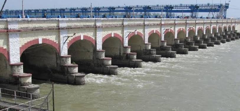 महाकालीमा पानीको बहाव बढेपछि शारदा ब्यारेजमा चारपाङ्ग्रे सवारीसाधन सञ्चालनमा रोक