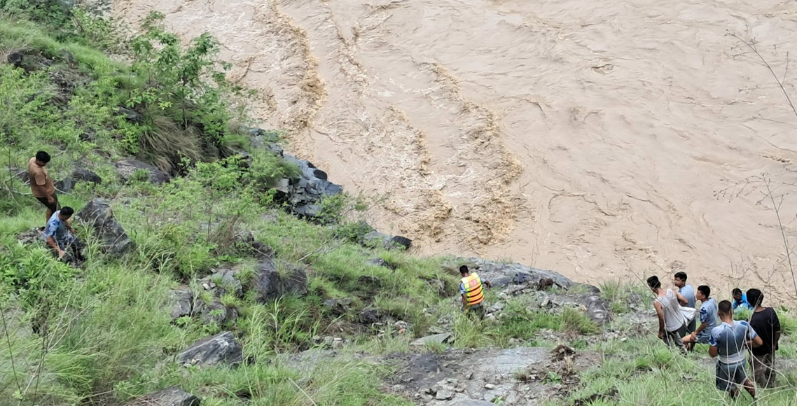 दैलेख मिनीबस दुर्घटना अपडेट : नदीको भिरमा एक यात्रुको शव फेला, अज्ञात यात्रुहरूको खोजीमा सुरक्षाकर्मी परिचालन