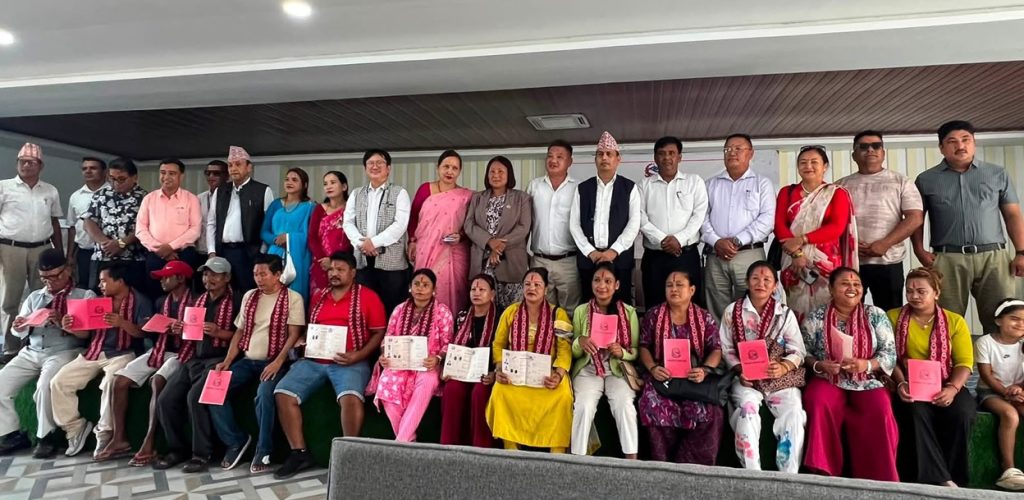 झापाको अर्जुनधाराका १७ अव्यवस्थित बसोबासीलाई लालपुर्जा वितरण