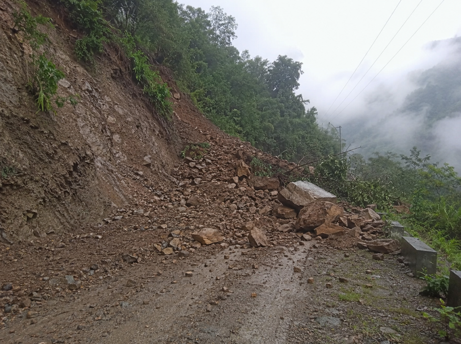 लगातार वर्षापछि देशभरका राजमार्ग प्रभावित, तीन प्रमुख सडक अझै पूर्ण रूपमा अवरुद्ध
