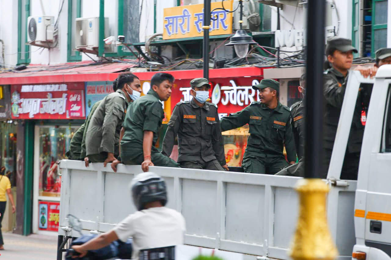 गणेश नेपाली मृत्यु प्रकरणपछि सडकबाट हटाइएका नगर प्रहरी पुनः कार्यक्षेत्रमा फर्किए (तस्बिर)