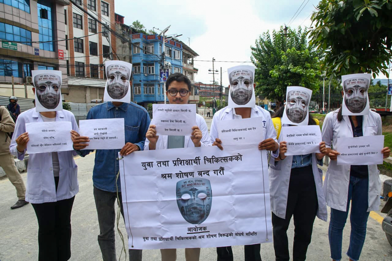 श्रम शोषणविरुद्ध डाक्टर सडकमा (तस्बिरहरू)
