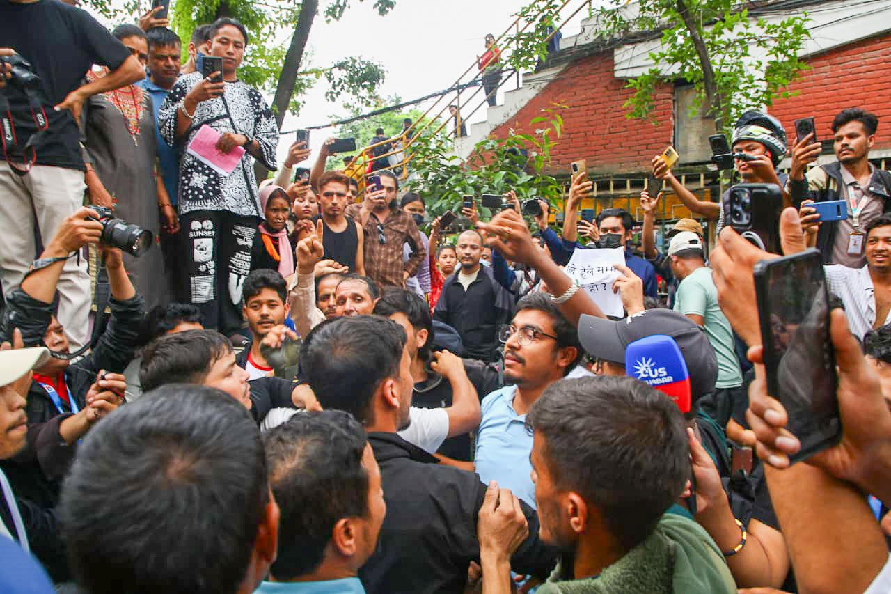 गणेश नेपालीको न्यायको माग गर्दै वीर अस्पताल परिसर तनावग्रस्त