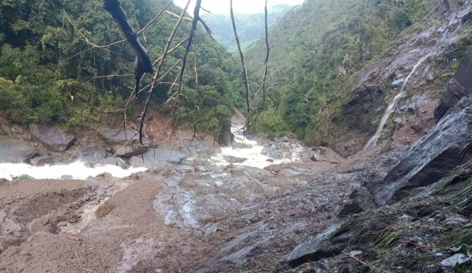 सिप्रिङ खोलामा भीषण बाढी: एक वृद्ध बेपत्ता, जलविद्युत् आयोजनाका चार कर्मचारी फसे
