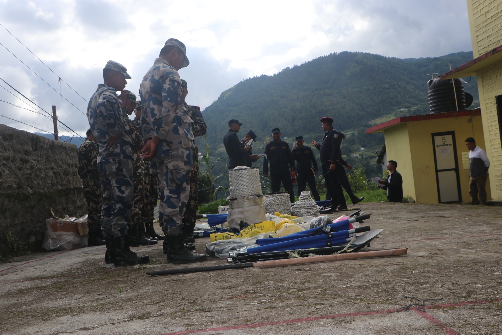 सोलुका तीनवटै सुरक्षा निकायलाई विपद उद्धार तथा पूर्वतयारीका सामाग्री वितरण