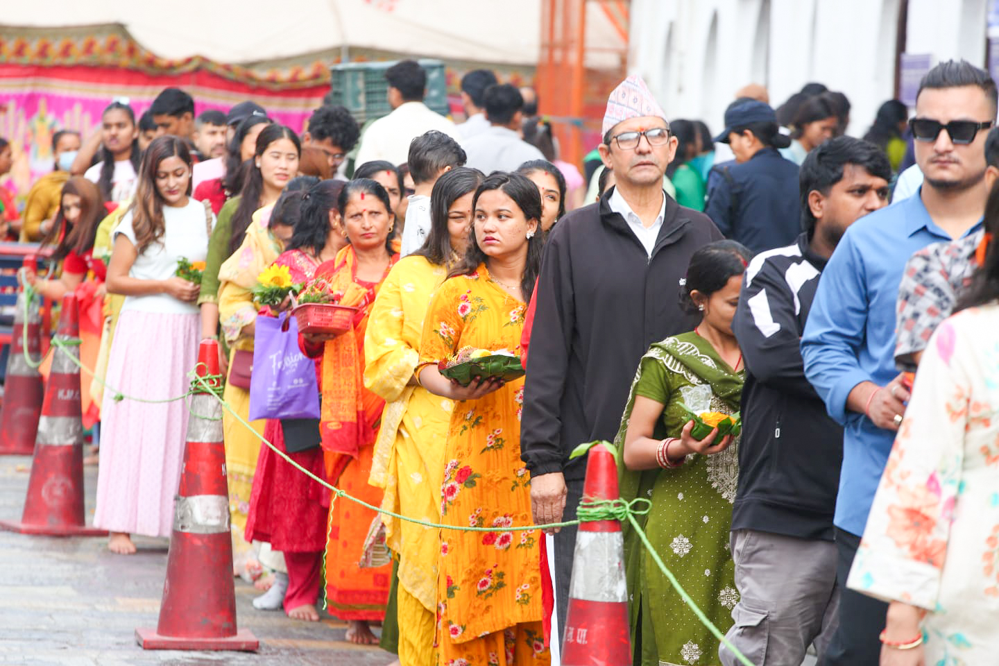 साउनको पहिलो सोमबार पशुपतिनाथमा भक्तजनको घुइँचो, बिहानैदेखि दर्शनका लागि लामो लाइन (तस्बिरसहित)