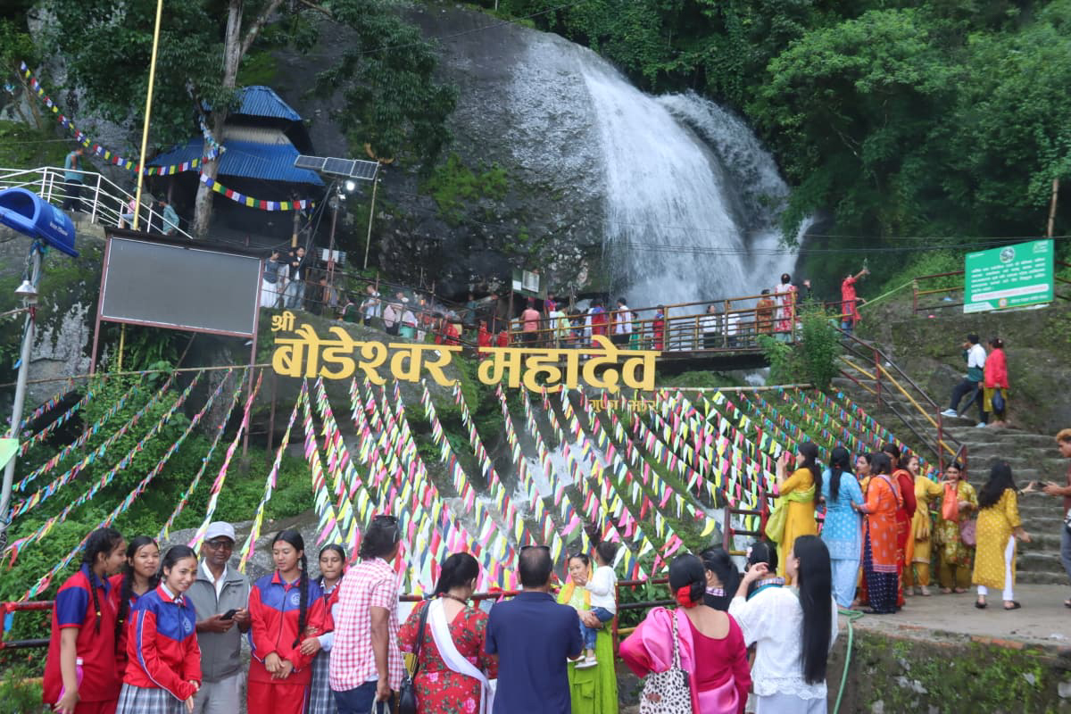 बौडेश्वर महादेव मन्दिरमा सोमबार दर्शन गर्न आएका भक्तजन (तस्बिरहरू)