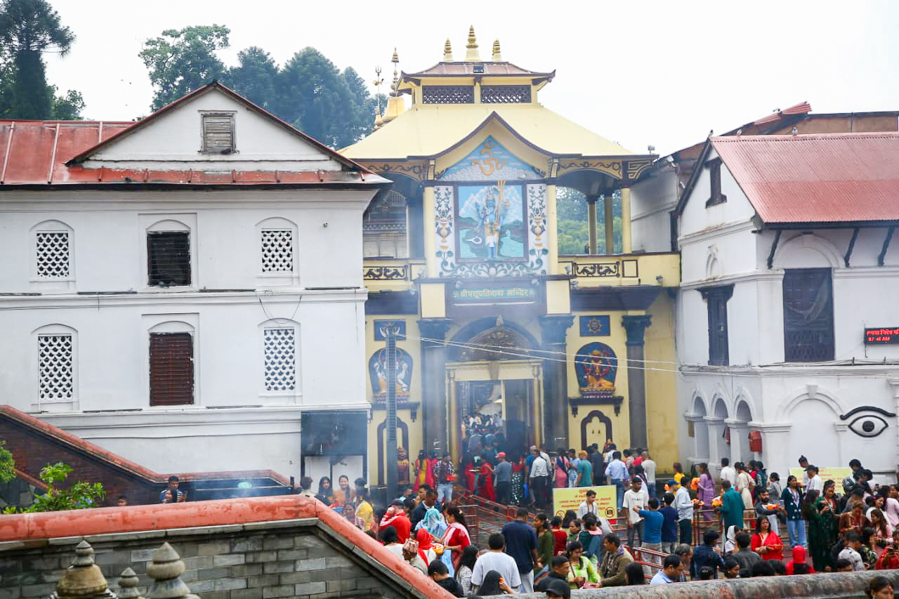 साउने संक्रान्तिमा पशुपतिनाथमा भक्तजनको घुइँचो (तस्वीरहरू)