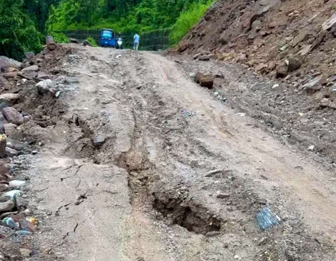 मेची राजमार्गको माइखोला खण्ड भासिँदा यातायात पूर्ण रूपमा ठप्प