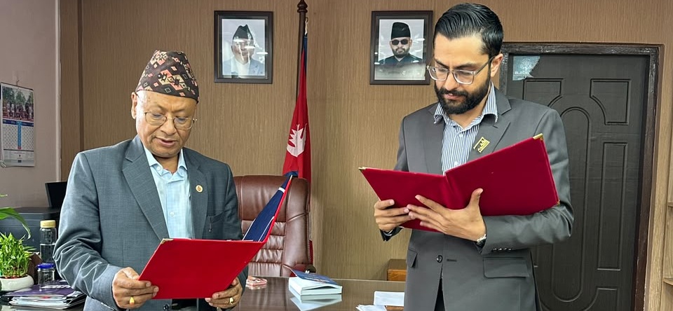 दशरथचन्द स्वास्थ्य विज्ञान विश्वविद्यालयका नवनियुक्त उपकुलपति र रजिष्ट्रारलाई शपथ