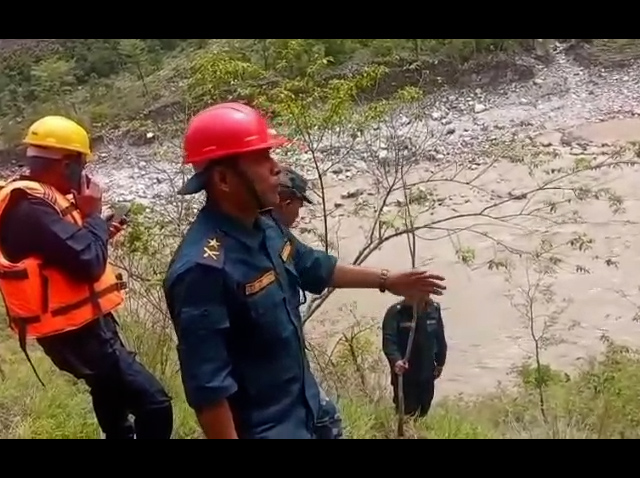 कर्णाली दुर्घटना अपडेटः फोर्स गाडी नदीमा डुब्दा उद्धारमा कठिनाइ