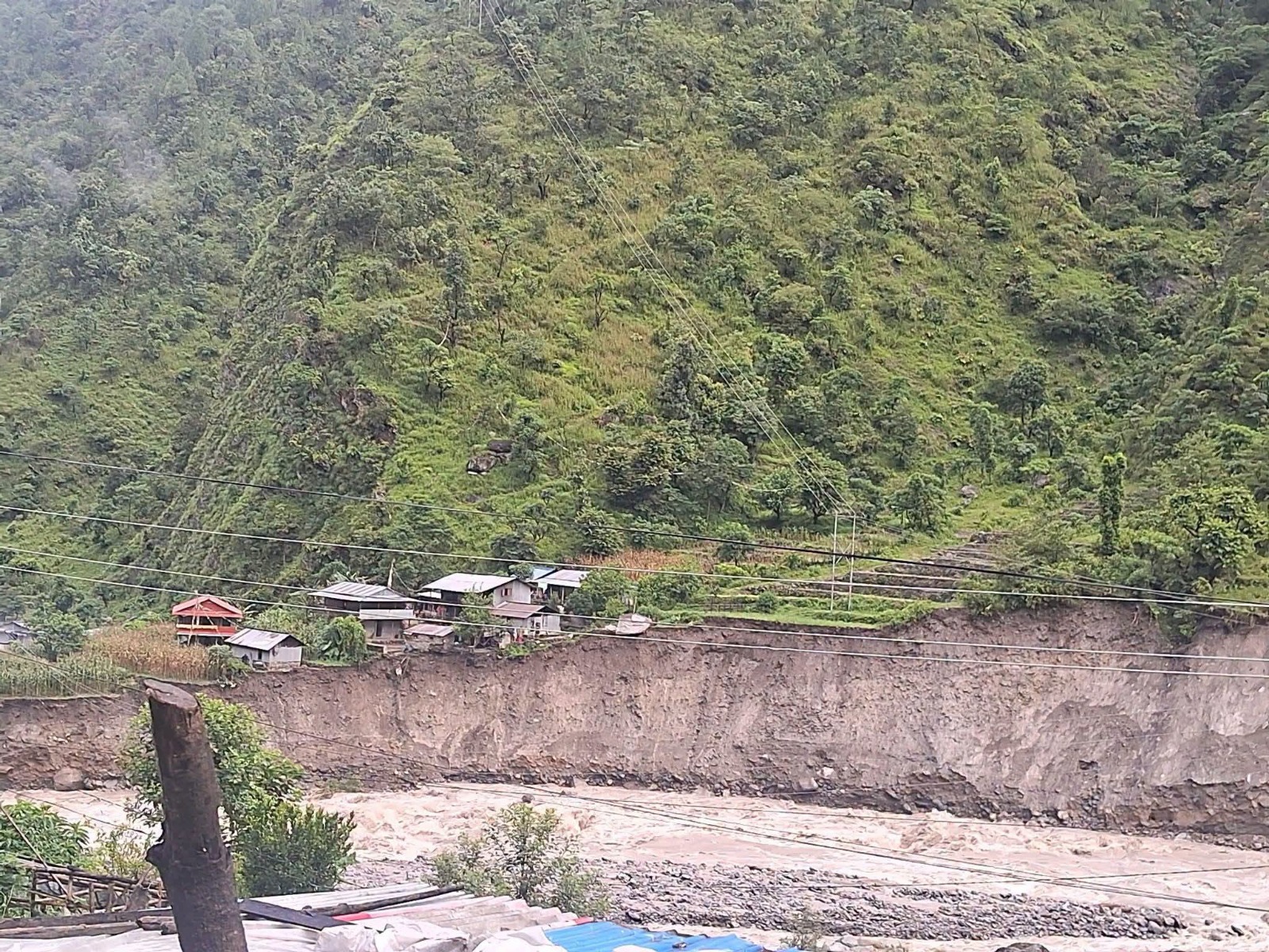 खारे खोलाको कटानले दोलखाको लोगटा बस्ती उच्च जोखिममा, १० घर तत्काल सार्नुपर्ने अवस्था