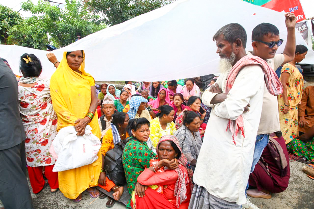 माइतीघरमा लघुवित्त पीडितको धर्ना: पालमुनिबाट राज्यलाई प्रश्न (तस्बिरहरू)