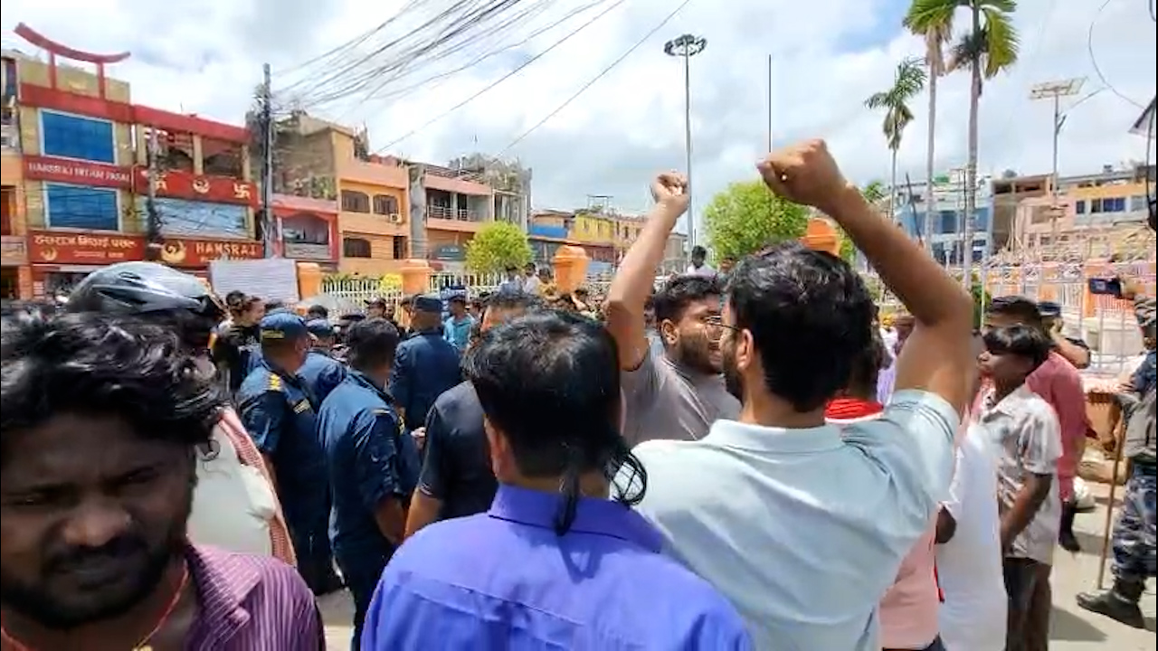 हर्क साम्पाङको जनकपुर आगमनको विरोध: जानकी मन्दिरअगाडि हिन्दुवादी संगठनहरूको प्रदर्शन