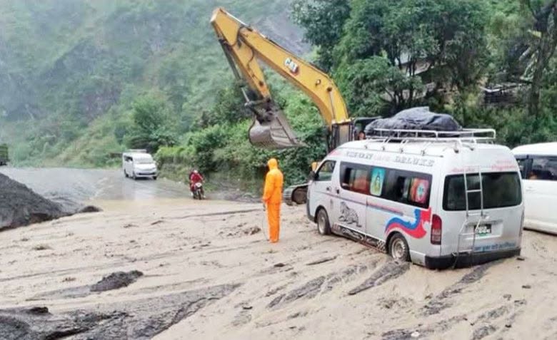 पहिरो पन्छाएपछि अवरुद्ध बीपी राजमार्ग पुनः सञ्चालनमा