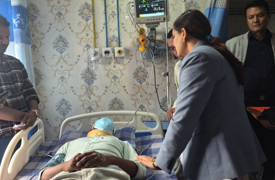 नारायणी अस्पताल घटनाका घाइते चिकित्सकलाई भेट्न ट्रमा सेन्टर पुगिन् मन्त्री मेहता
