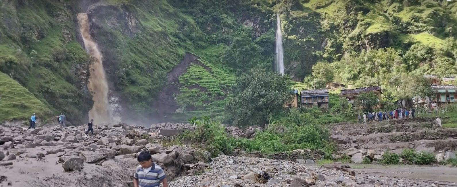 बाजुराको एकै डाँडामा प्रकृतिको दोहोरो रूप: एकातिर सेताम्मे झरना, अर्कातिर विनाशकारी कालो भेल
