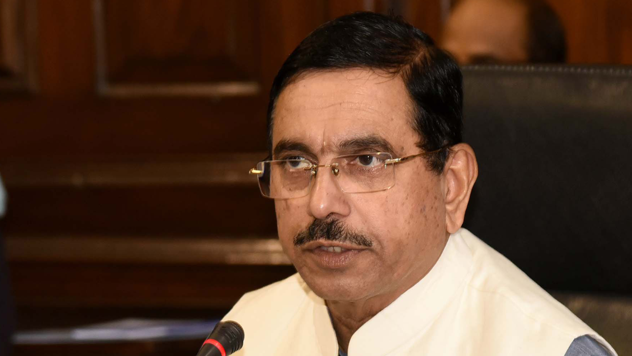 भारतका शिक्षामन्त्री धर्मेन्द्र प्रधानद्वारा राजीनामा: प्रह्लाद जोशीलाई अतिरिक्त जिम्मेवारी, सीजेपीद्वारा आन्दोलन स्थगित